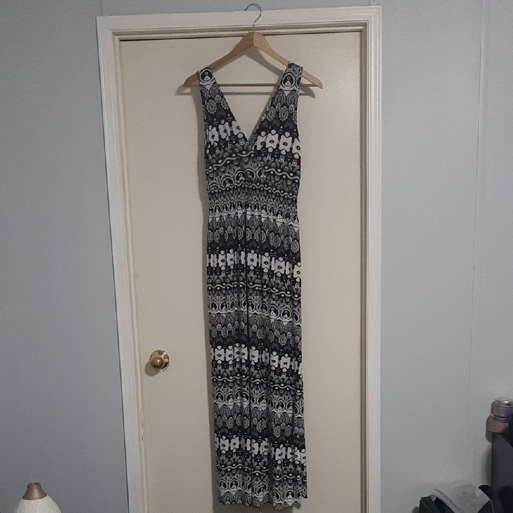 Elegant Black and White Patterned Maxi Dress